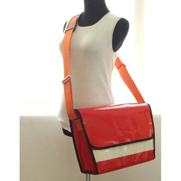 Photo2: NAHOK Messenger Bag [Schneider] Scarlet / Ivory {Waterproof, Temperature Adjustment & Shock Absorb}